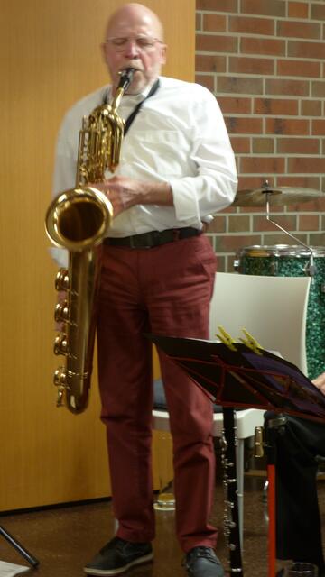 Bene Krol entlockt seinem Baritonsaxophon die tiefsten Töne.