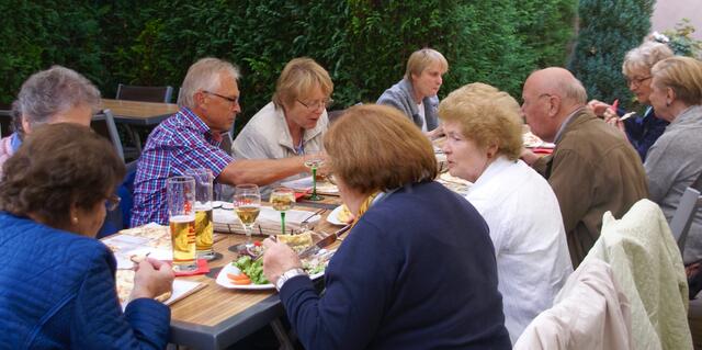 Mittagessen mit Flammkuchen und Edelzwicker.