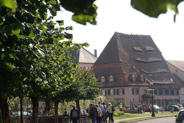 Maison du Sel, das alte Salzhaus aus dem 15. Jahrhundert 
mit gewaltigem Speicherdach und schiefen Gauben. Früher wurde hier das Salz gelagert, später wurde es als Lazarett und Schlachthaus genutzt.