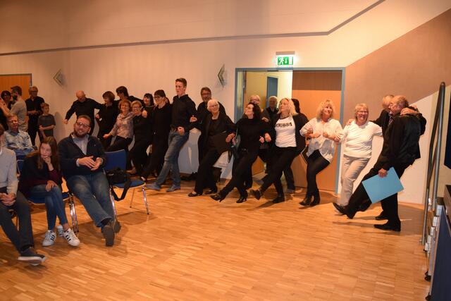 Flashmob: das Publikum tanzte zusammen Sirtaki zu dem Stück "Zorbas Dance"