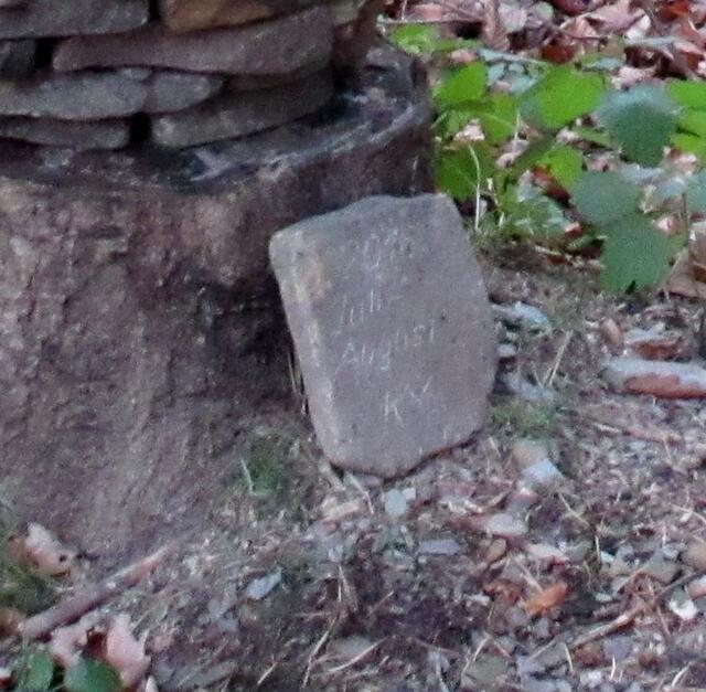 Wer aufmerksam hinsieht, dem entgeht i.d.R. der Hinweis von Klaus Waldbüßer nicht. Er signiert seine Kunstwerke.
