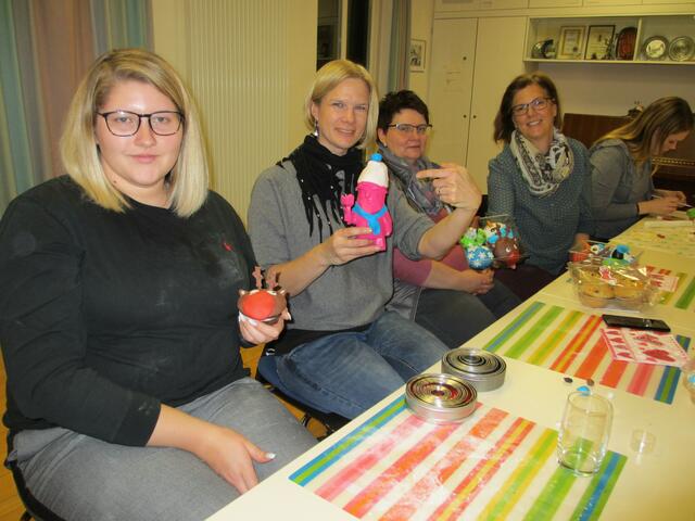 BUGA-Zwerg Karl bekommt Mütze und Schal aus Fondant.