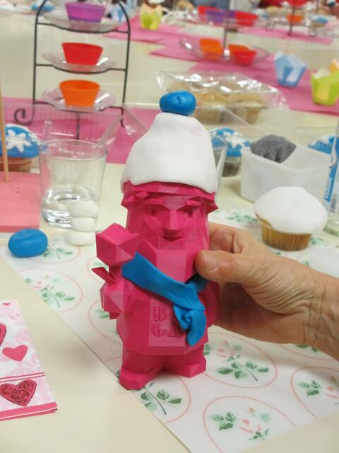 Liebevoll verpackt für die Winterzeit - BUGA-Zwerg Karl bekam beim Workshop "Cupcakes verzieren" bei den LandFrauen Kochersteinsfeld Mütze und Schal aus Fondant.