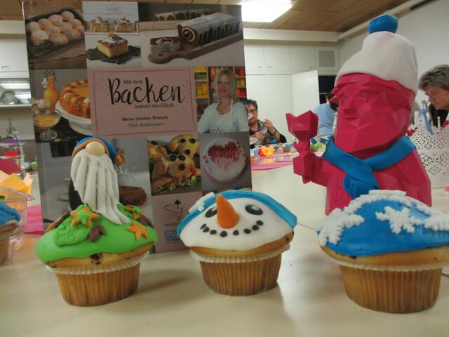 Unter Anleitung von Stefanie Biedermann aus Brackenheim lernten die Kochersteinsfelder LandFrauen das Verzieren von Cupcakes.