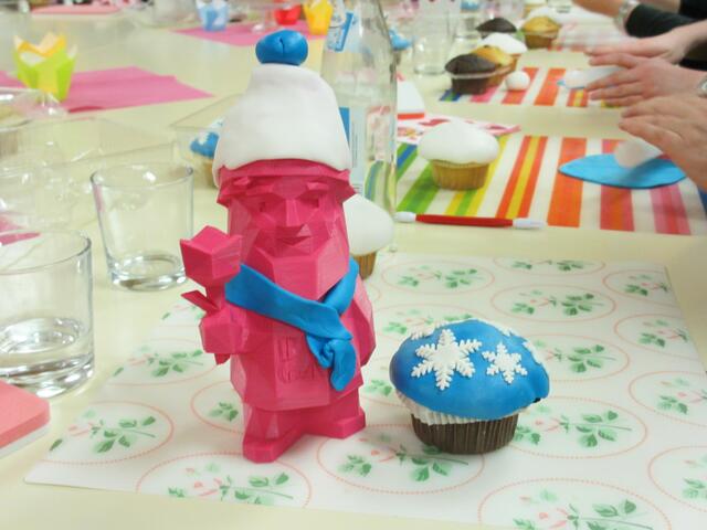 BUGA-Zwerg Karl mit Mütze und Schal aus Fondant. Dazu ein fertig ausdekorierter Cupcake für die Winterzeit.