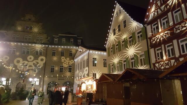 Blick auf Schloss und Bürgerhäuser vom Stand der Service Clubs (vor der Hof-Apotheke) aus.