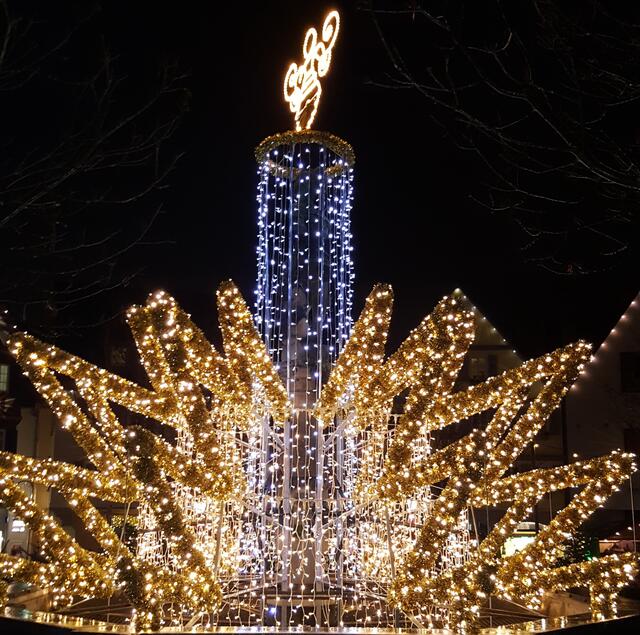 Weihnachtsbrunnen auf dem Öhringer Marktplatz.