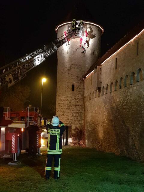 Mit Hilfe der Drehleiter schafften es die Nikoläuse bis hoch an der Wehrturm