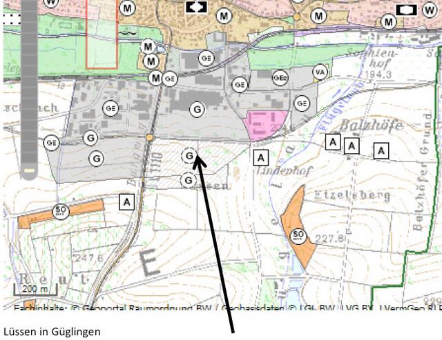 Gewerbegebiete Burgweg und Lüssen (Pfeil). In Lüssen sind derzeit noch brachliegende aber erschlossene Felder, der untere Teil ist mit einem Bürogebäude und Lagerflächen bebaut. | Foto: Flächennutzungsplan im Geoportal Baden-Württemberg