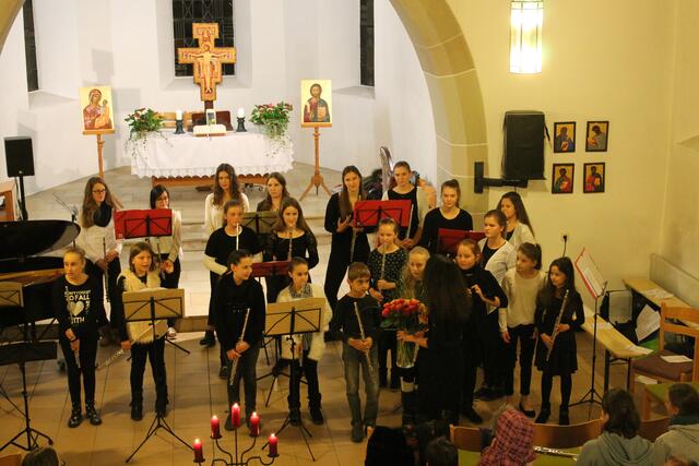 Nach dem gelungenen Konzert gab es für jeden Mitwirkenden eine Rose