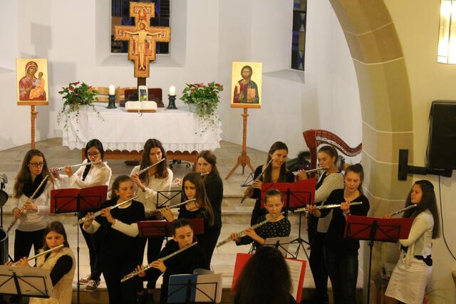 Schülerinnen von Frau Hagmaier in der voll besetzten Spitalkirche