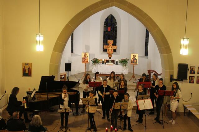 Querflöten, Gesang und Klavier beim gemeinsamen Singen mit dem Publikum