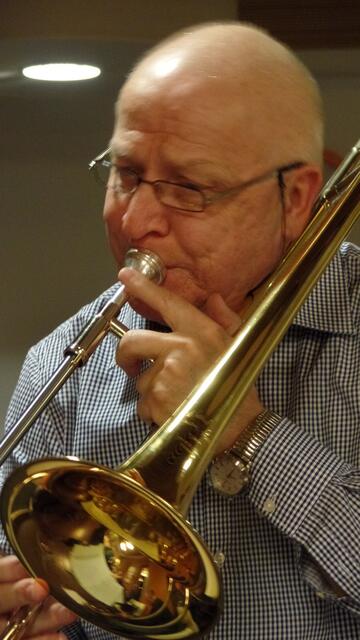Fritz Resech ist Sänger und Posaunist und spielt schon seit Jahrzehnten bei der Feetwarmers Jazzband.