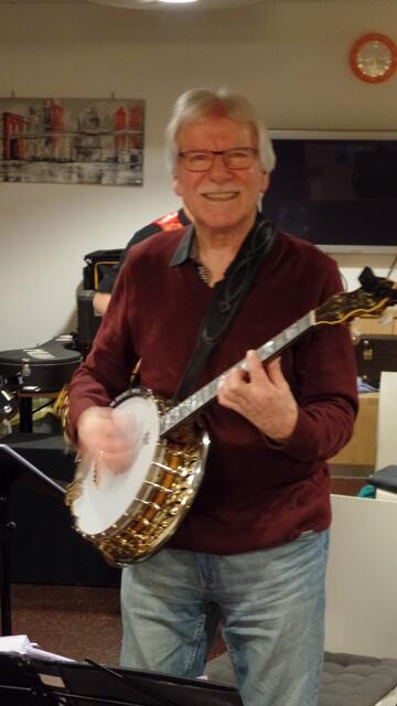Bernd Rauch von den Stuttgarter Stäffeles Banjo Rutschern singt und spielt am liebsten New Orleans Jazz.