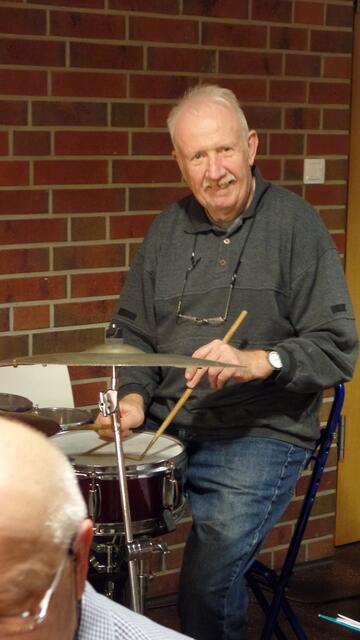 Rudi Trinkaus spielte viel bei der Limehouse Jazzband und ist jetzt Drummer bei der Feetwarmers Jazzband und den Dixieplayers.