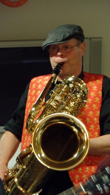 Andreas Voigt von "Radio Dixieland" hat mit dem Bass-Saxophon das größte und teuerste Instrument der Band