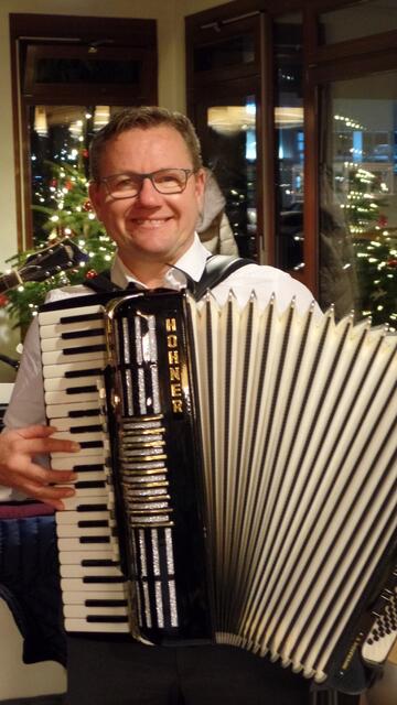 Bernd Zacharias ist ein Meister auf dem Akkordeon.