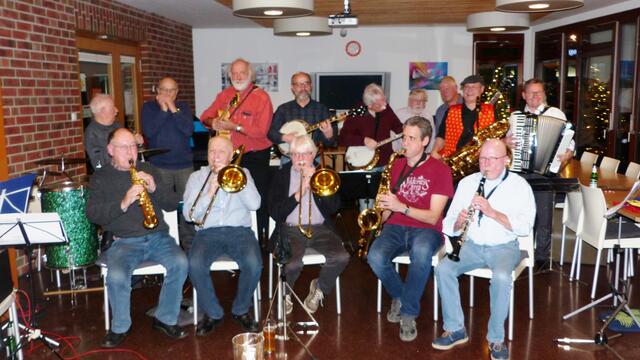 In der Pause ihres Weihnachtsjazzkonzerts präsentieren sich die alle Dixiefriends für ein Erinnerungsfoto.