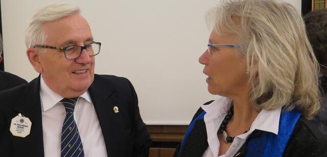 Lions-Governorratsvorsitzender Dr. Wolf-Rüdiger Reinicke und Elke Schmidt (Präsidentin des Lions Club Hohenloher Land).
