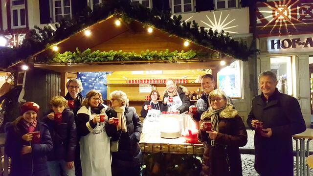 Weihnachtsmarkt Öhringen: Glühweinverkauf für regionale Hilfsprojekte.
