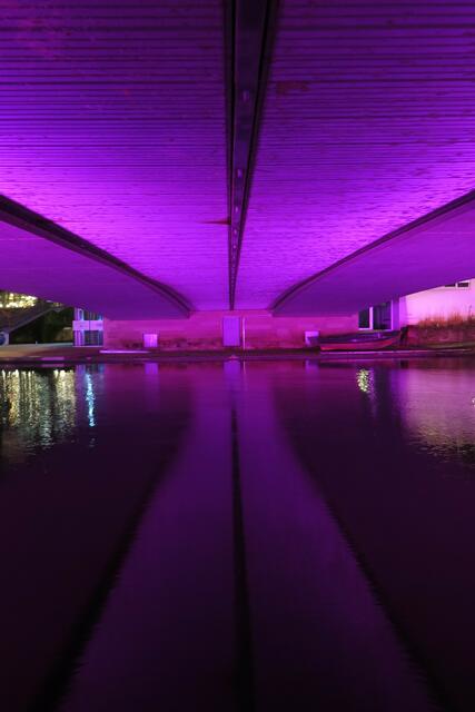 Spiegelung Lila Beleuchtung unter der Friedrich-Ebert-Brücke