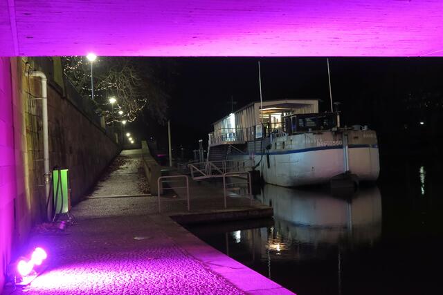 Theaterschiff an der Friedrich-Ebert-Brücke