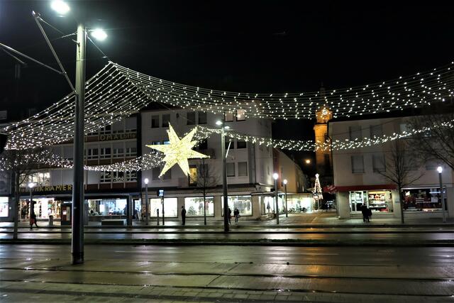 Allee mit Weihnachtsbeleuchtung