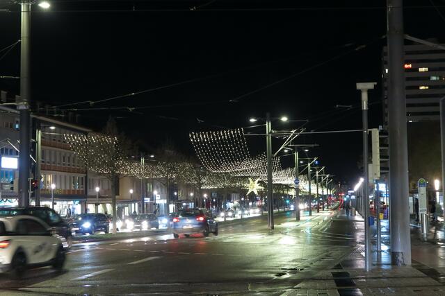 Allee mit Weichnachtsbeleuchtung