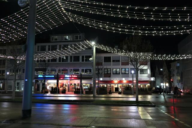 Allee mit Weihnachtsbeleuchtung