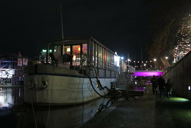 Theaterschiff bei Nacht HN