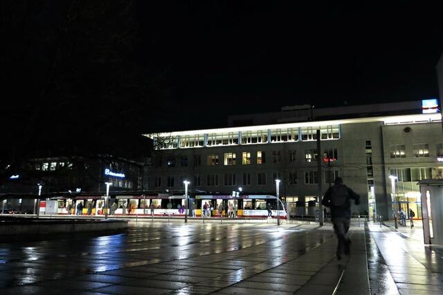 S-Bahn Haltestelle, ob er die Bahn noch erreicht?