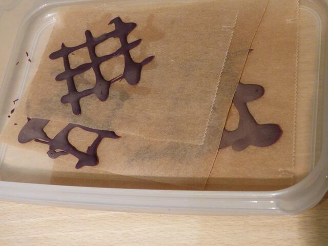 Schokogitter in einer Dose schichten und im Kühlschrank aufbewahren. | Foto: sigischlottke