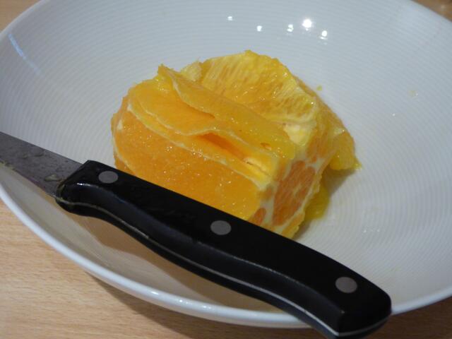 Vor dem Filetieren die Orangen gut schälen, vor allem die weiße Haut entfernen, da sie bitter schmeckt. Orangen filetieren: dazu die Orange auf einen Teller legen, mit dem Messerchen an den beiden Trennhäutchen entlang schneiden und das Orangenfilet herauslösen. | Foto: sigischlottke