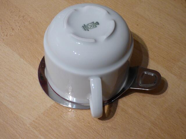 Dann den Boden der Tasse oder des Förmchens kurz in heißes Wasser tauchen. So löst sich das Parfait gut aus der Form. Auf den Spatel stürzen. | Foto: sigischlottke