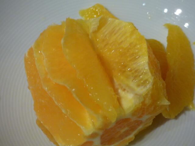 Wenn alle Filets herausgelöst sind, das "Gerippe" gut ausdrücken und den Saft auffangen. Er wird weiter verwendet. | Foto: sigischlottke