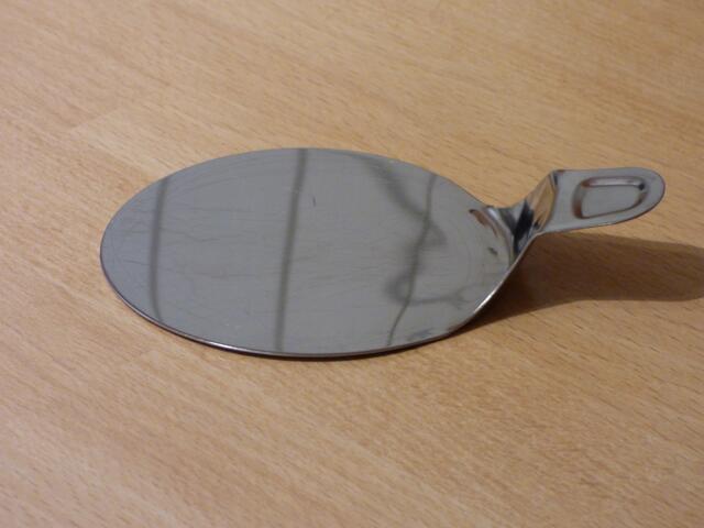 Hilfreicher Spatel, als Unterlage für Desserts, wenn diese  aus Förmchen oder Garnierringen gelöst werden. So kann das Dessert problemlos auf den Teller "transportiert" werden | Foto: sigischlottke