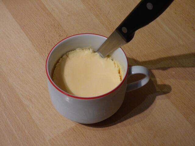 Mit einem spitzen Messer das gefrorene Parfait am Rand lösen. | Foto: sigischlottke