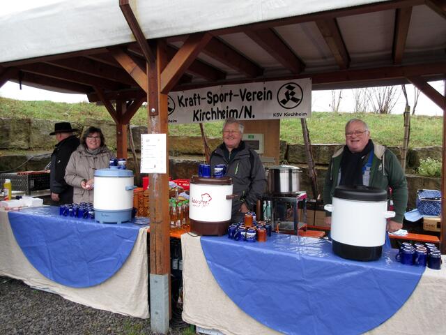 Fleißige Helfer vom Kraft-Sport-Verein Kirchheim sorgten dafür, dass die Grillwürste frühzeitig fertig waren und die Wanderer schnell versorgt wurden.