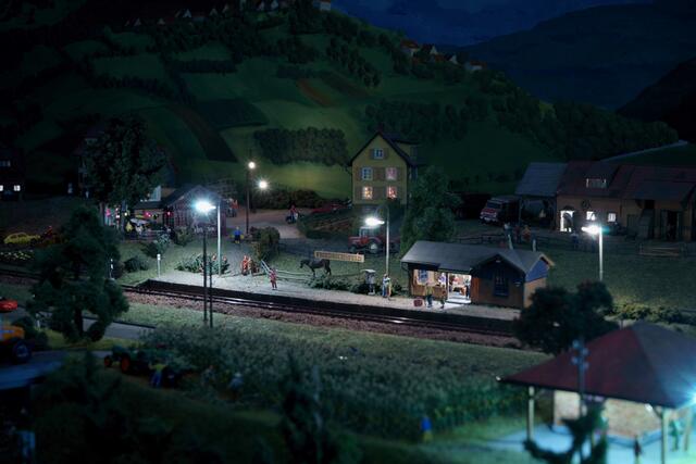 Unser Haltepunkt "Friedrichsfeld" am späten "Abend".