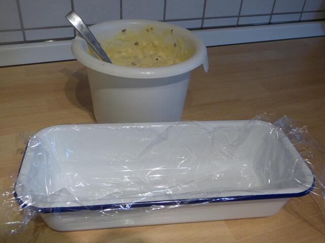 Eine Kastenform mit Frischhaltefolie auskleiden - so lässt sich das Parfait besser stürzen.