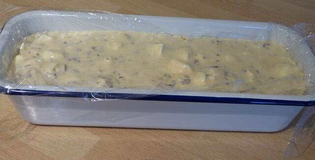 Masse in die Kastenform einfüllen und dann mit Alufolie abdecken.