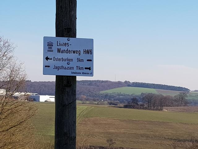 Auf dem Limes-Wanderweg - und gleichzeitig ein Stück des Jakobswegs