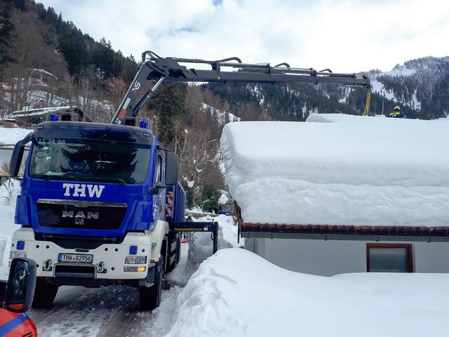 Safety First - Die Helfer sind gesichert beim Arbeiten auf den Dächern