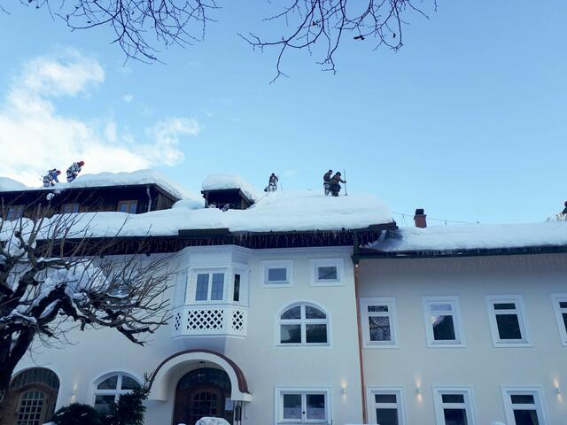 Auch die Bundeswehr hilft beim Räumen der Dächer