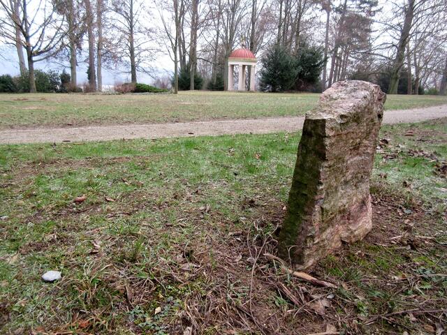 Im Hintergrund der Pavillon im Parkfriedhof in Weinsberg