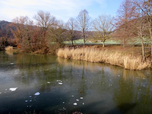 Die Lennach speist diesen kleinen Stausee.