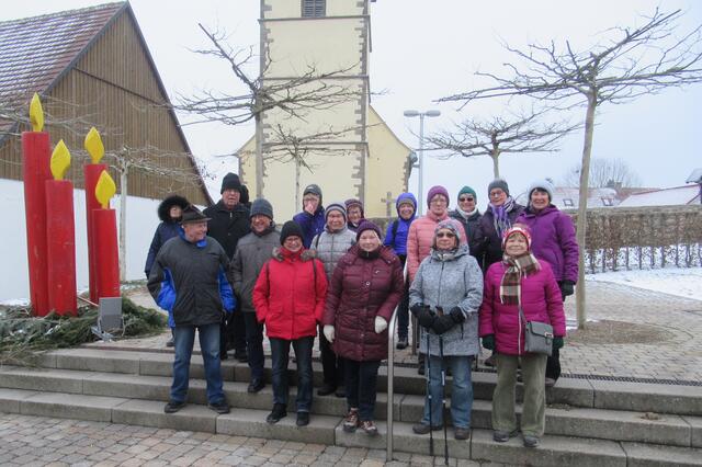 Die Wanderer am Kirchplatz in Amrichshausen