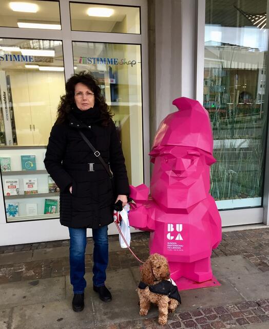 Auch Heimatreporterin Heide Böllinger und ihre Emilie haben schon Freundschaft mit Karl geschlossen. Hier vor der Heilbronner Stimme in der Allee. | Foto: Heide Böllinger