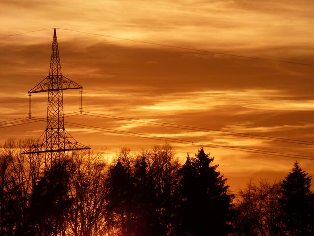 Dieses Foto ist nicht auf dem Besinnungspfad, sondern bei Stockheim entstanden. Es passt aber gut zum Thema "Bahngleis und Strommast" und zeigt, dass die Schönheit der Verbindung von Natur und Technik im Auge des Betrachters liegt.