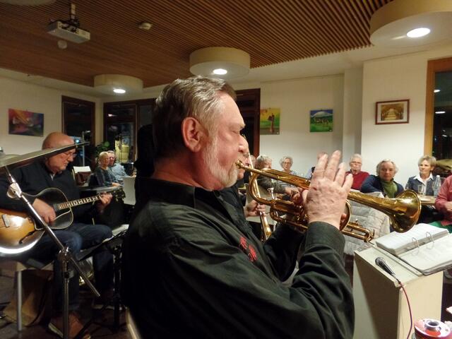 Anton Jillich spielt konzentriert ein stimmungsvollesTrompetensolo.